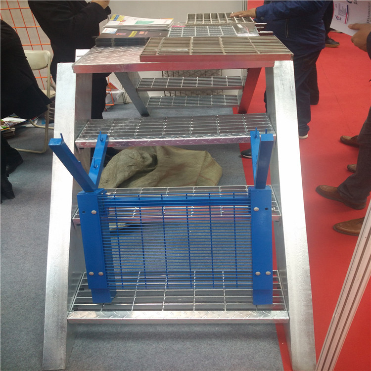 熱浸鋅齒形格柵板踏步