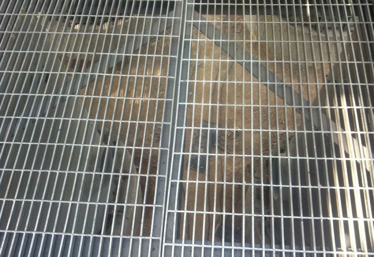 國(guó)標(biāo)鍍鋅格柵板平臺(tái)